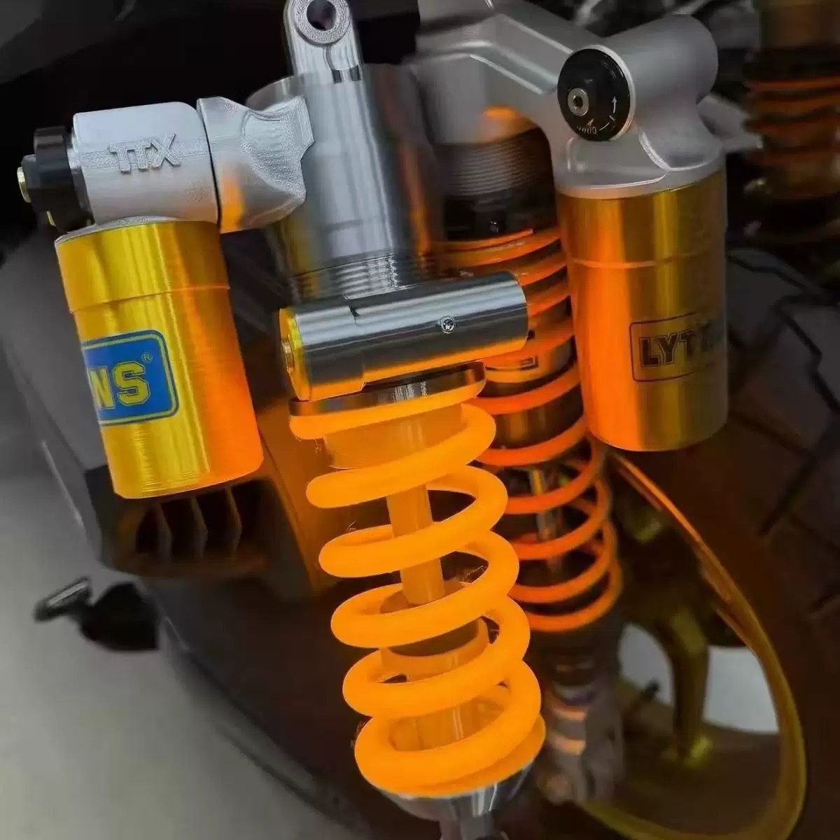 ユニバーサルバイクリアサスペンション装飾グローライト（リモコ - Universal Remote Control のレビューと価格